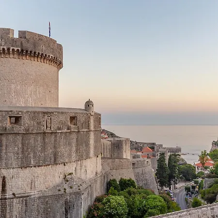 Hedera Estate, Hedera V Ragusa